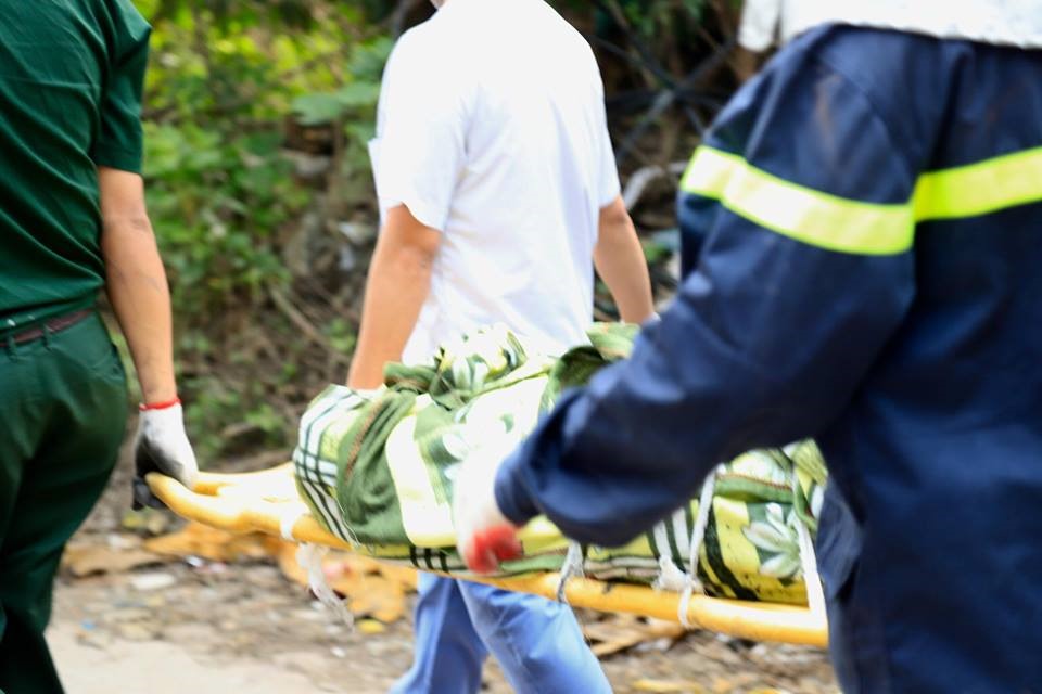 Đưa thi thể các nạn nhân ra ngoài.