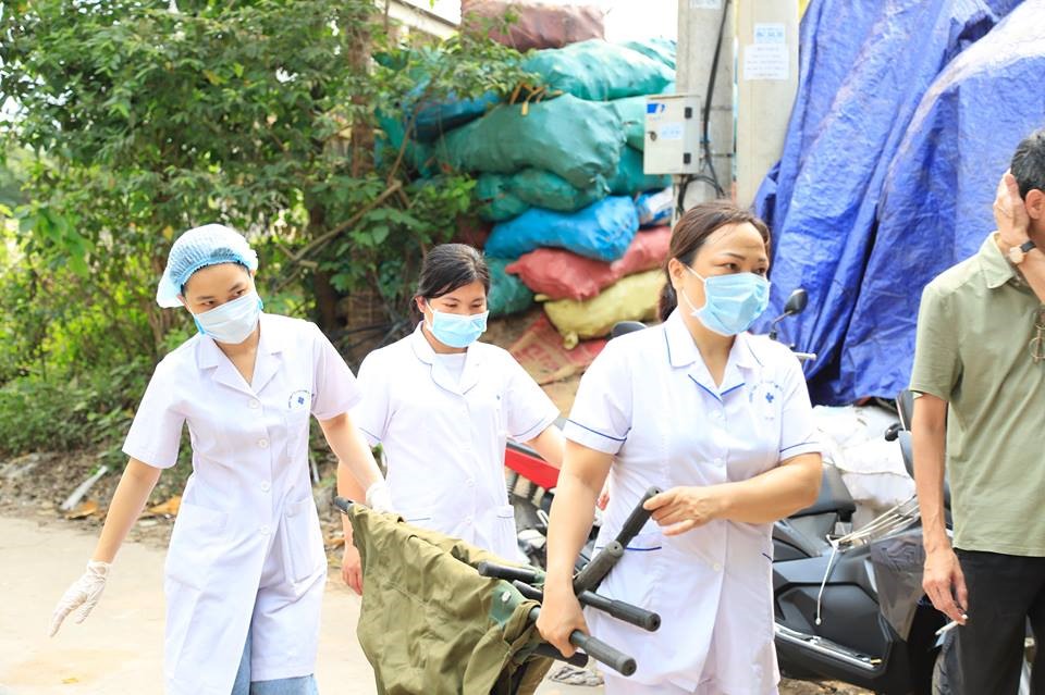 Đưa thi thể các nạn nhân ra ngoài.