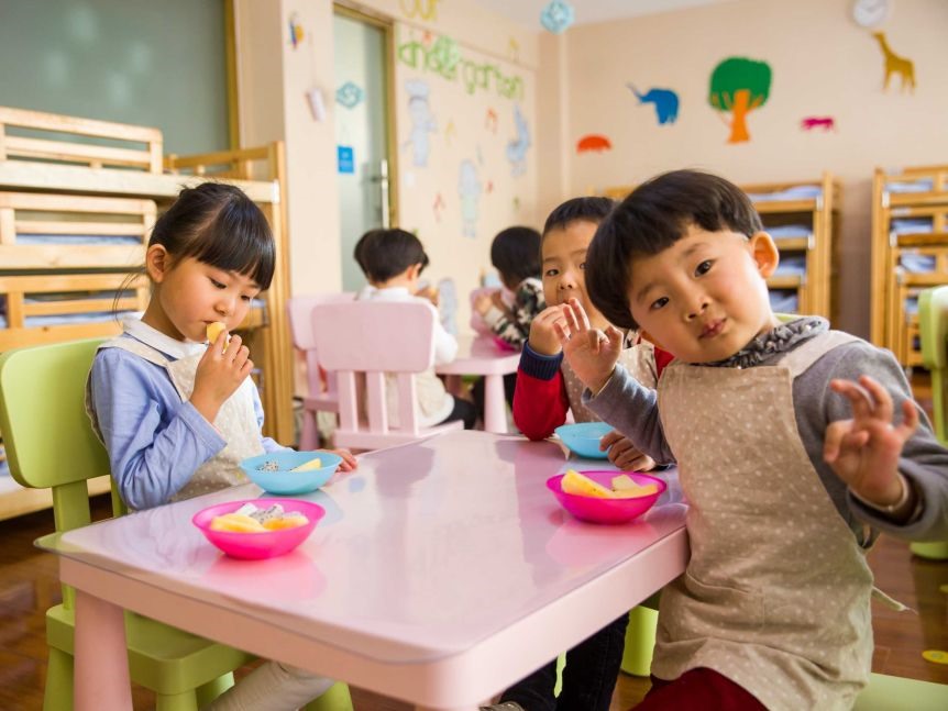 Bố mẹ có thể bắt đầu dạy con bạn về cơ thể và hành vi an toàn trước khi chúng ở nhà trẻ hay mẫu giáo.