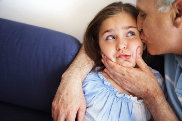 Cơ thể con là của riêng con! Bố mẹ nên tập thói quen hỏi trẻ trước khi chạm vào những phần riêng tư của chúng để chúng biết rằng chúng có thể nói “không”.