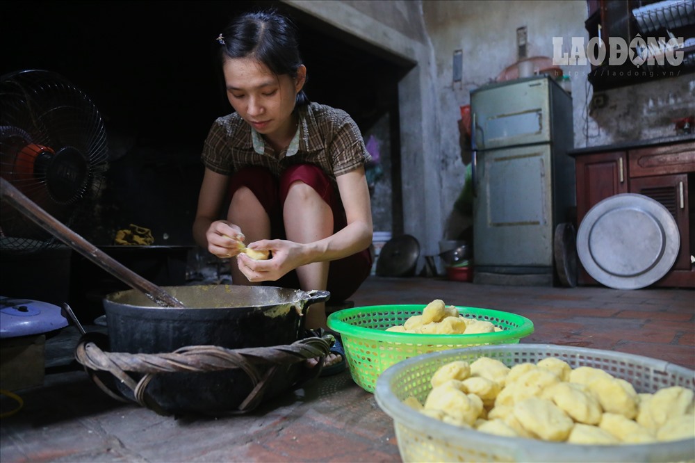 Trong những năm gần đây, Hùng Lô luôn được tỉnh Phú Thọ giao trách nhiệm gói nấu 18 chiếc bánh chưng tượng trưng cho 18 đời Vua Hùng để dâng lên làm lễ tại đền thượng.