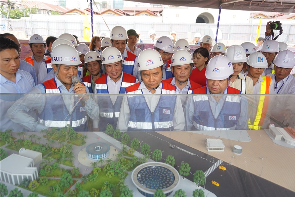 Thủ tướng tham quan mô hình nhà ga metro