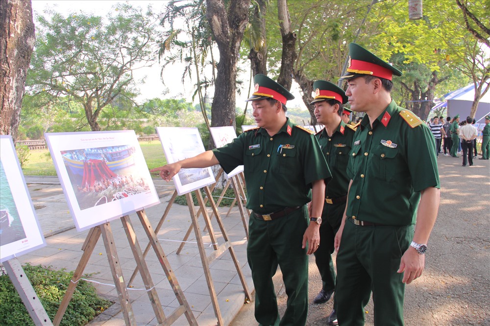 Tại triển lãm có những bức ảnh đoạt giải cao của cuộc thi ảnh nghệ thuật về đề tài: “Biển, đảo quê hương”.