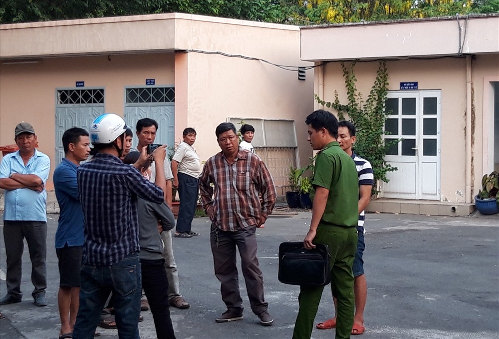 Gia đình nạn nhân trao đổi với công an tại nơi khám nghiệm pháp y.