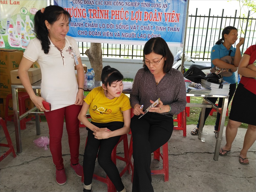 Một CNLĐ khuyết tật được tư vấn pháp luật.