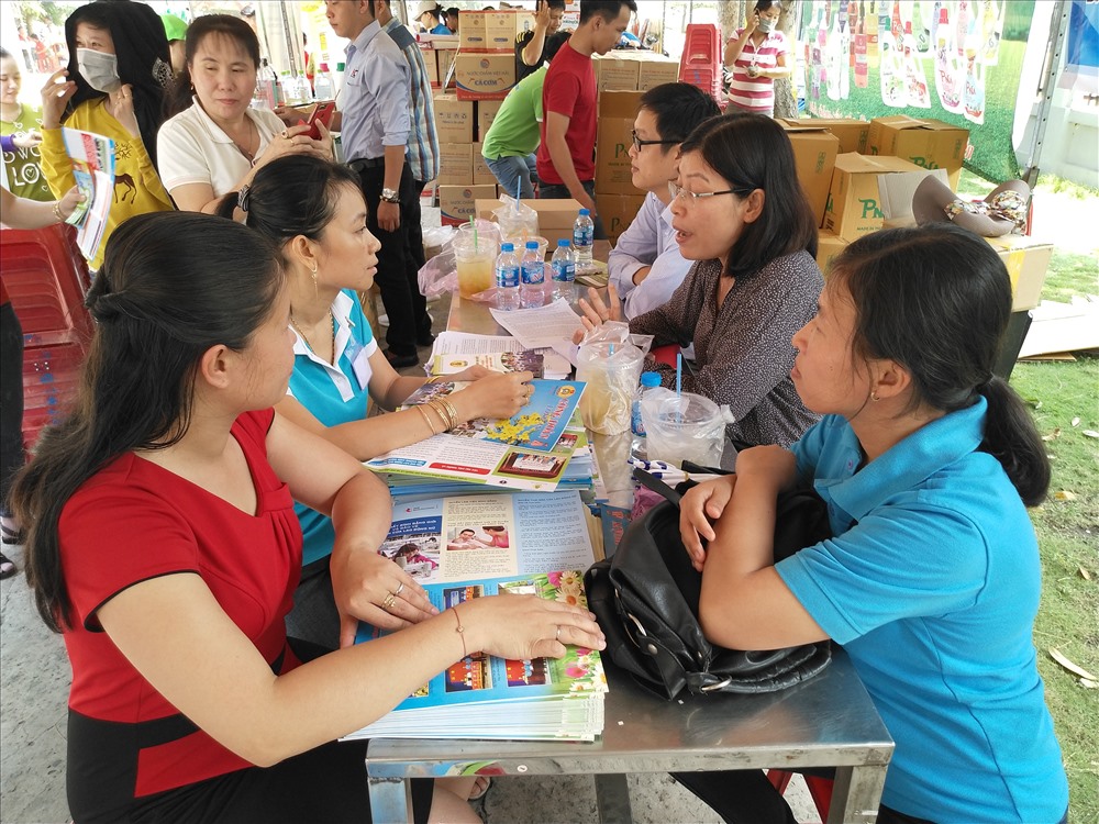 Mua hàng giá rẻ, CNLĐ còn được tư vấn pháp luật miễn phí tại chỗ.