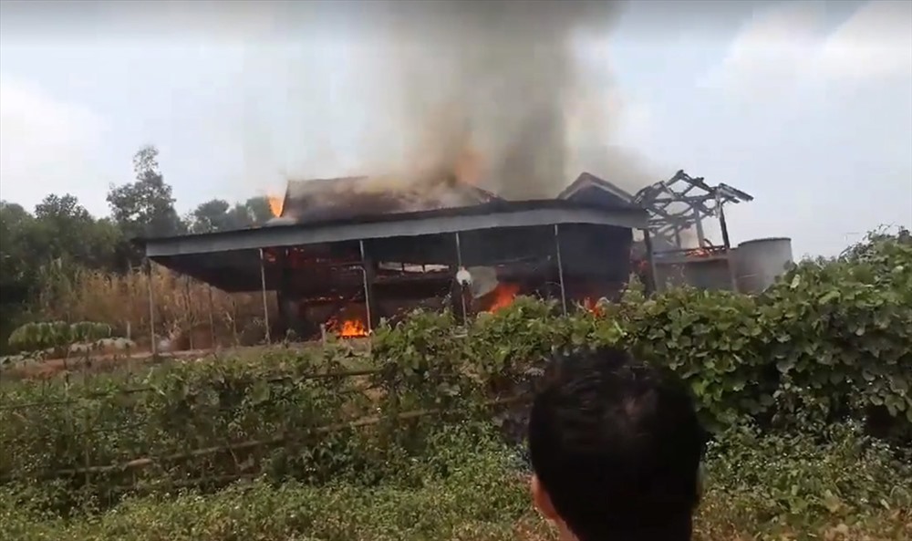 Người dân hoảng hốt nhưng phải đứng từ xa theo dõi đám cháy - Ảnh: cắt từ video