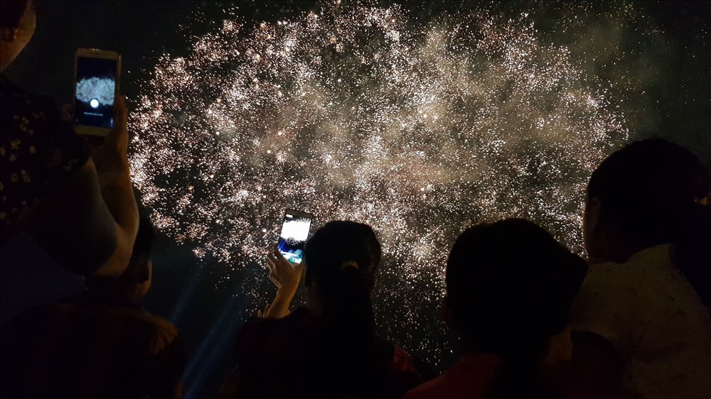 Màn bắn pháo hoa nghệ thuật kéo dài 5 phút.