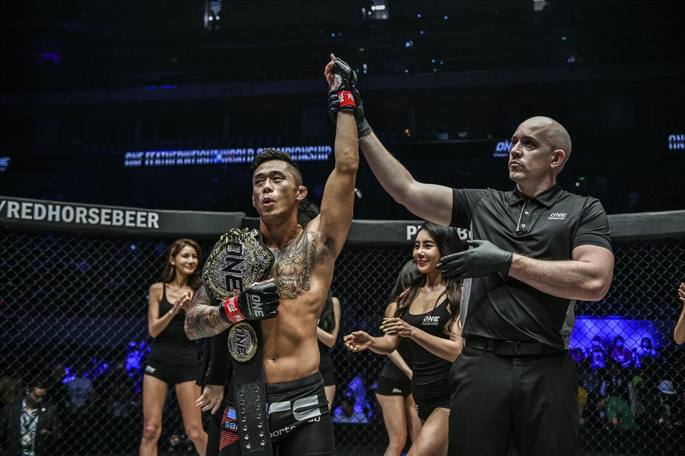 Martin Nguyễn dành chiến thắng thuyết phục trước đối thủ người Mông Cổ bằng màn bay gối tuyệt vời. Ảnh: One Championship