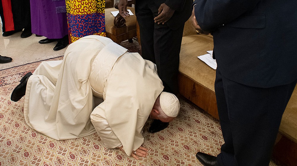 Hình ảnh Giáo hoàng Francis quỳ gối hôn chân các lãnh đạo Nam Sudan. Ảnh: RT.