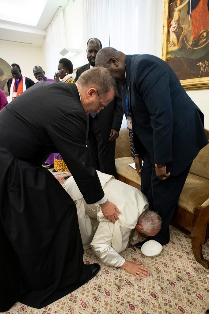 Hình ảnh Giáo hoàng Francis quỳ gối hôn chân các lãnh đạo Nam Sudan. Ảnh: RT.