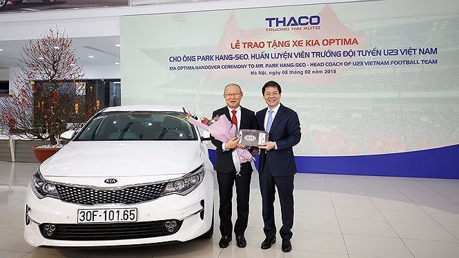 Ông Trần Bá Dương đích thân tặng “món quà” cho “thầy Park“.