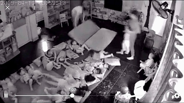 Một đoạn clip bị phát hiện cô giáo có hành vi bạo hành trẻ tại trường mầm non Đồ Rê Mí . Ảnh: cắt từ clip trên mạng xã hội internet.
