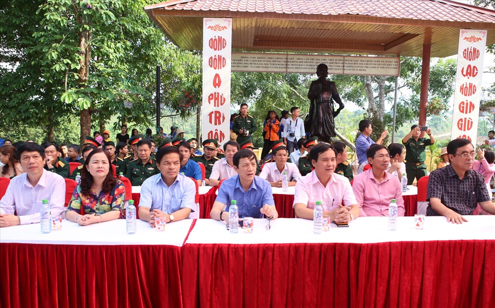 Lãnh đạo UBND tỉnh Quảng Trị, lãnh đạo các sở và lãnh đạo huyện Hướng Hóa tham dự “Ngày hội xuống giống hoa dã quỳ“. Ảnh: Hưng Thơ.