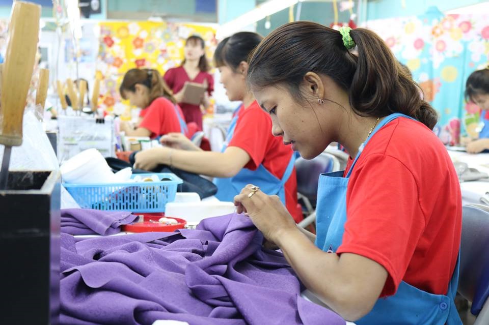 Một công nhân chăm chú thực hiện sản phẩm ở phần thi của mình.