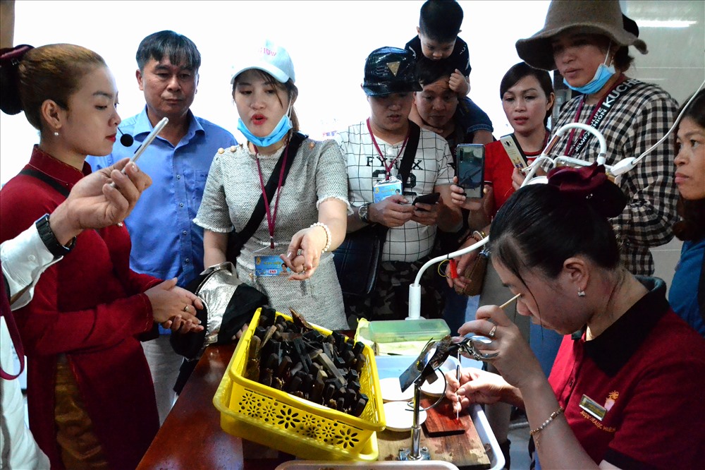 Cận cảnh cấy phôi vào trai. Ảnh: Lục Tùng