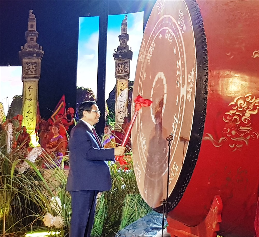 Đồng chí Phạm Minh Chính, Ủy viên Bộ Chính trị, Bí thư Trung ương Đảng, Trưởng Ban Tổ chức Trung ương đánh trống khai hội. Ảnh: NT