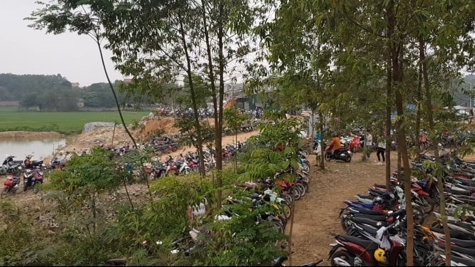 Các bãi đỗ xe tự phát vẫn mọc lên như nấm tại khu vực cổng chính.