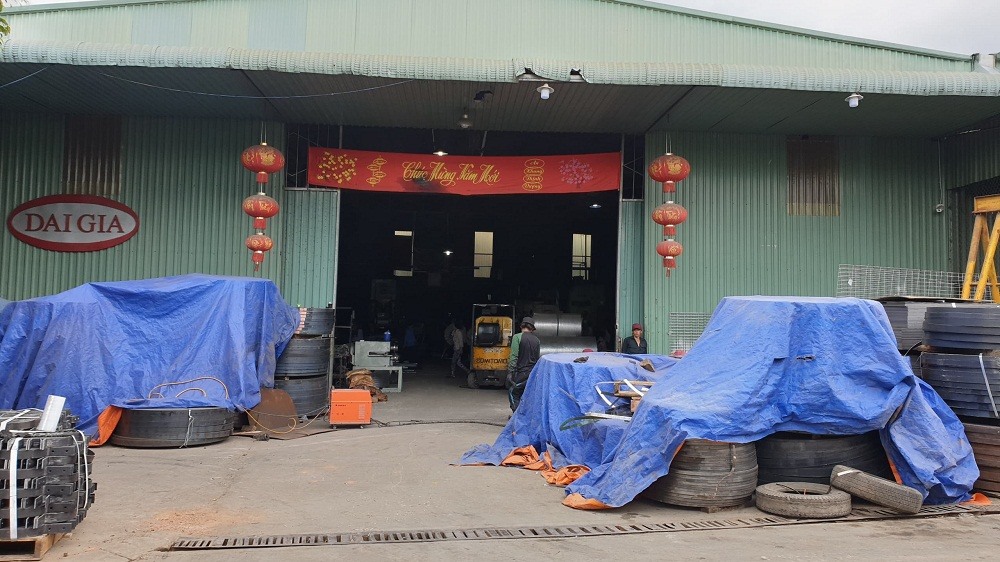 Nằm trên khu vực đất nông nghiệp, Công ty TNHH Đại Gia nằm trong diện phải di dời nhưng mọi hoạt động sản xuất vẫn diễn ra.