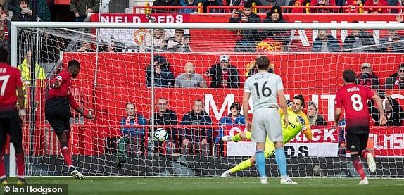 Pogba mở tỉ số. Ảnh: Daily Mail.