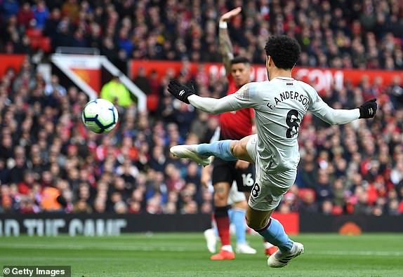 Anderson đưa bóng vào lưới trong tư thế việt vị. Ảnh: Getty.