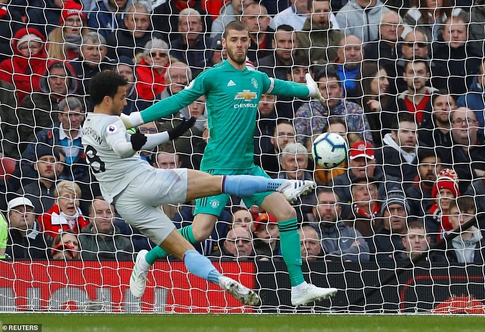 Cú volley thành bàn hợp lệ của Felipe Anderson nhưng không được công nhận. Ảnh: Reuters.