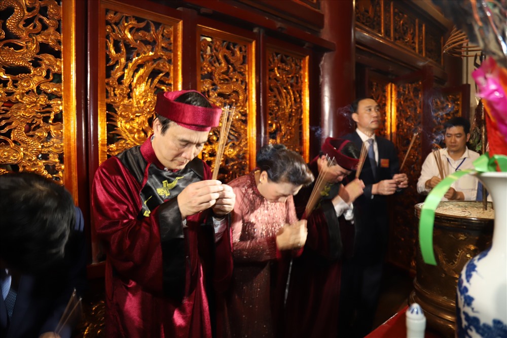 Chủ tịch Quốc hội Nguyễn Thị Kim Ngân dâng hương cầu quốc thái dâng an.