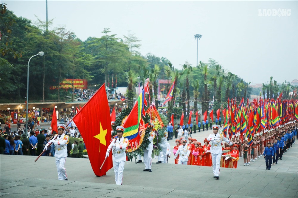 Từ sáng sớm, mọi công tác chuẩn bị cho lễ dâng hương đã hoàn tất. Đoàn rước kiệu bắt đầu di chuyển lúc 6h.