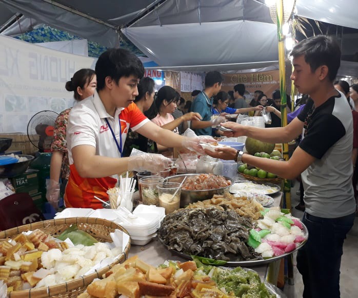 Hàng ngàn du khách từ các nơi đổ về tham quan và thưởng thức bánh dân gian Nam Bộ