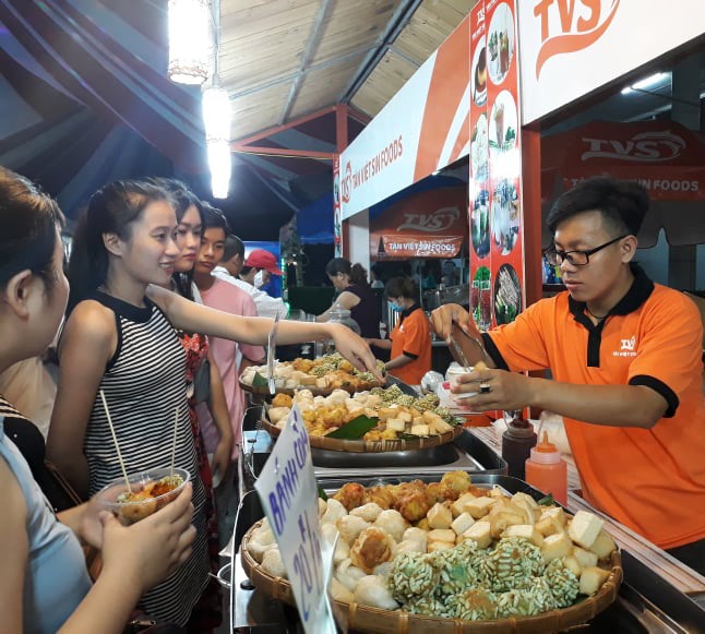 Hàng ngàn du khách từ các nơi đổ về tham quan và thưởng thức bánh dân gian Nam Bộ