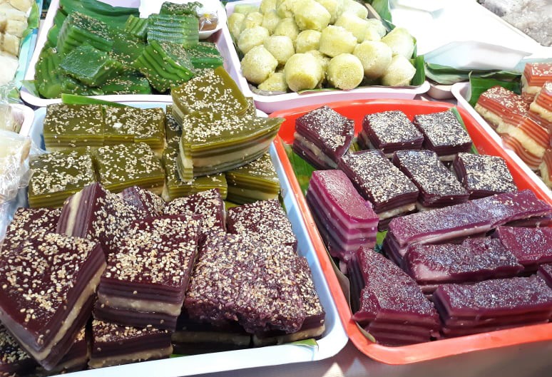 Bên cạnh những hương vị đặc sắc, các loại bánh dân gian Nam Bộ còn mang hình dáng cùng, sắc màu độc đáo