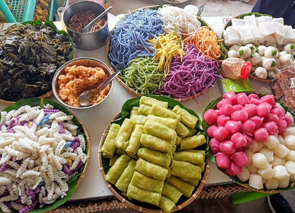Mỗi loại banh mang một hương vị riêng, màu sắc được làm từ các nguyên liệu tự nhiên đảm bảo an toàn sức khỏe. Như màu xanh làm từ lá dứa, màu tím từ lá cẩm...