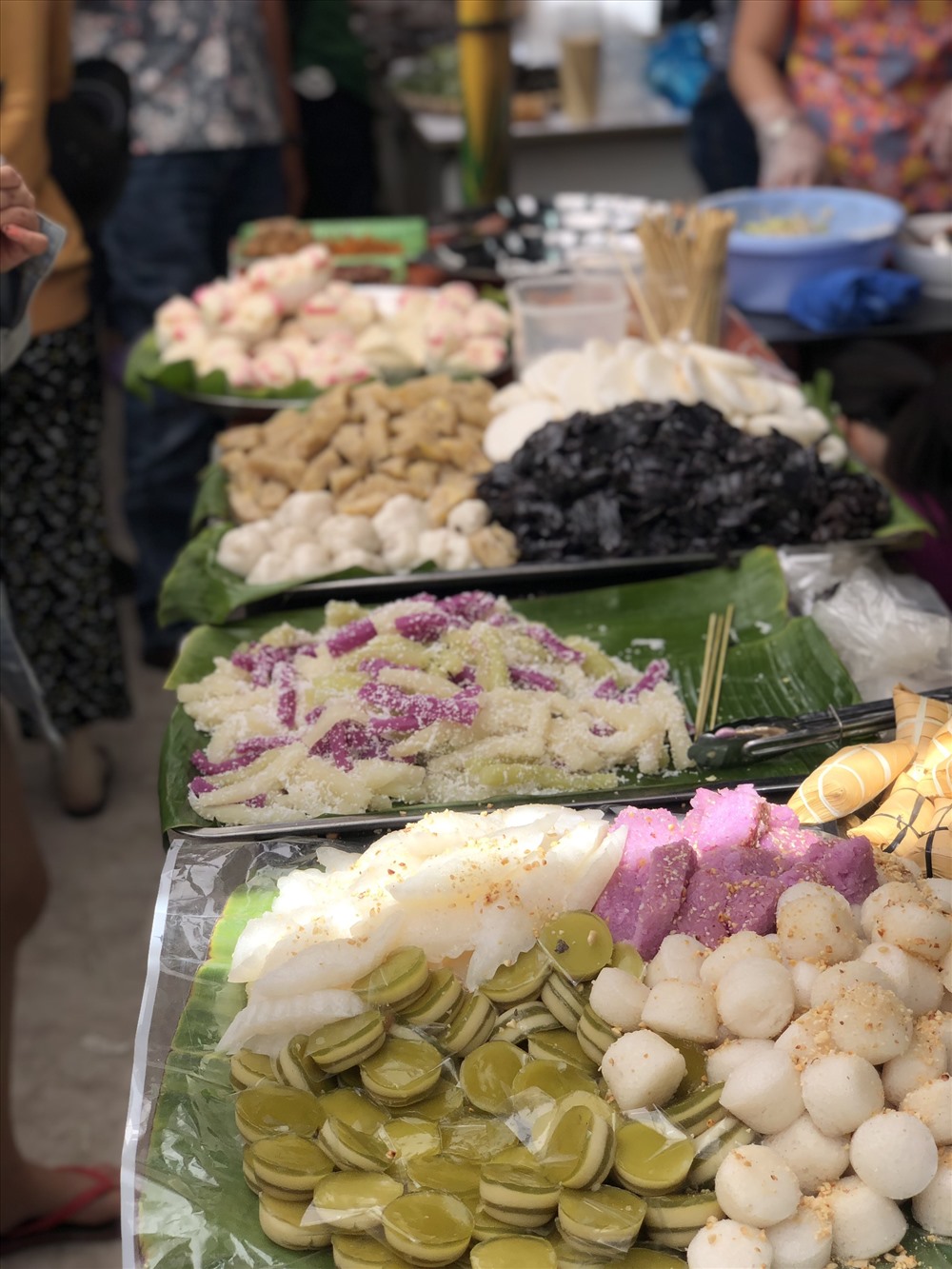Bên cạnh những hương vị đặc sắc, các loại bánh dân gian Nam Bộ còn mang hình dáng cùng, sắc màu độc đáo