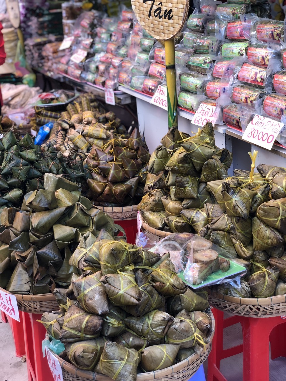 Hàng ngàn du khách từ các nơi đổ về tham quan và thưởng thức bánh dân gian Nam Bộ