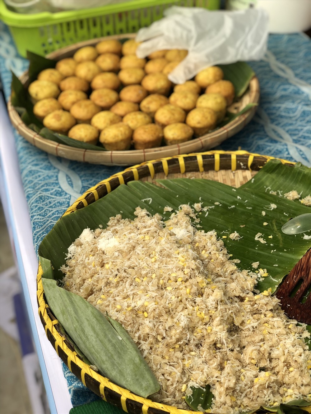 Đến lễ hội, du khách choáng ngợp trước hàng trăm loại bánh