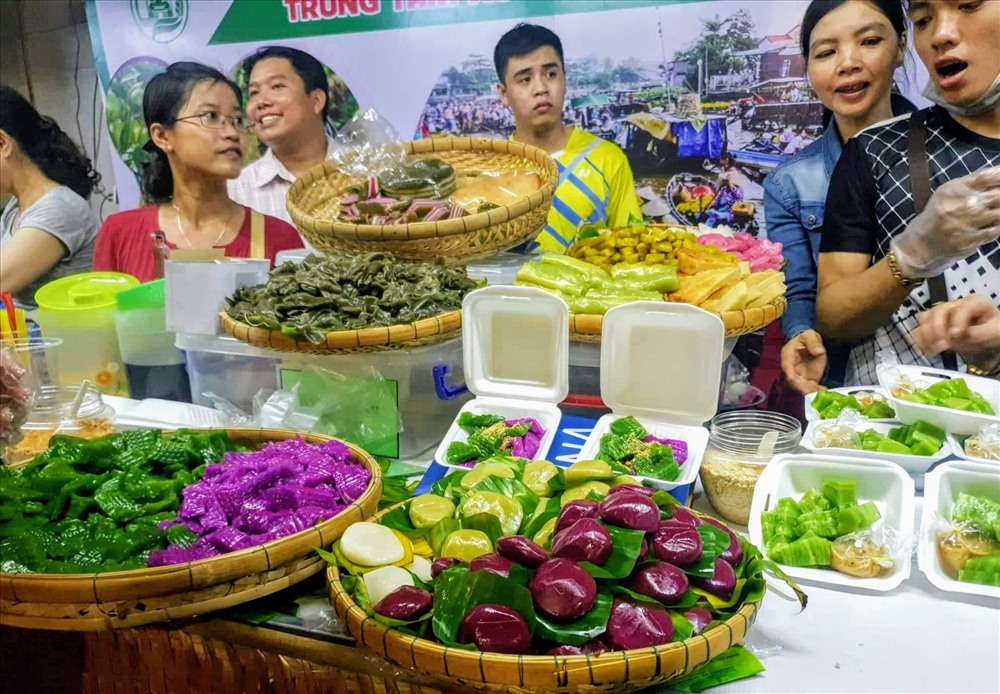 Mỗi loại banh mang một hương vị riêng, màu sắc được làm từ các nguyên liệu tự nhiên đảm bảo an toàn sức khỏe. Như màu xanh làm từ lá dứa, màu tím từ lá cẩm...