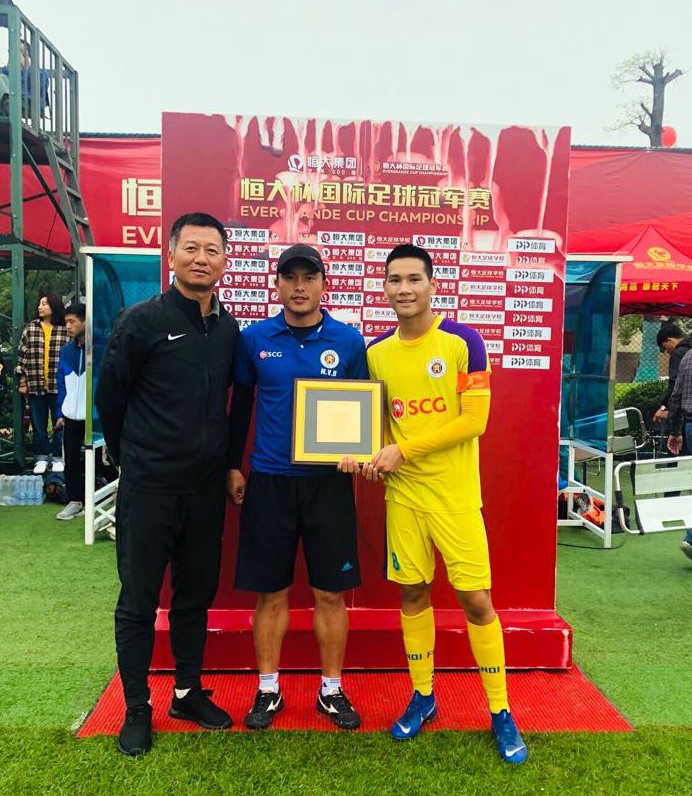 U17 Hà Nội nhận bảng danh vị ngày kết thúc giải đấu tập huấn rất giá trị và ý nghĩa.