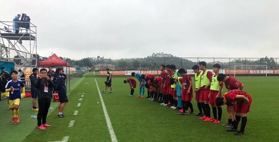 Sau mỗi trận đấu, các cầu thủ trẻ đều sang khu kỹ thuật đối thủ cúi chào, cảm ơn.