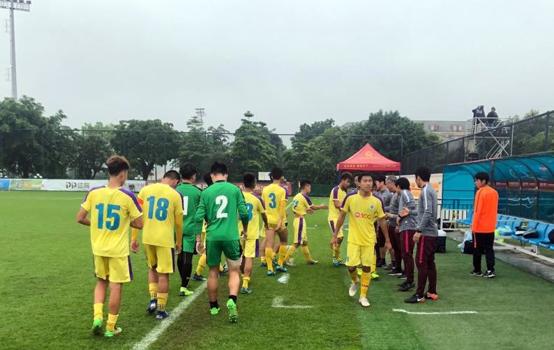 U17 Hà Nội cảm ơn đối thủ sau trận đấu.