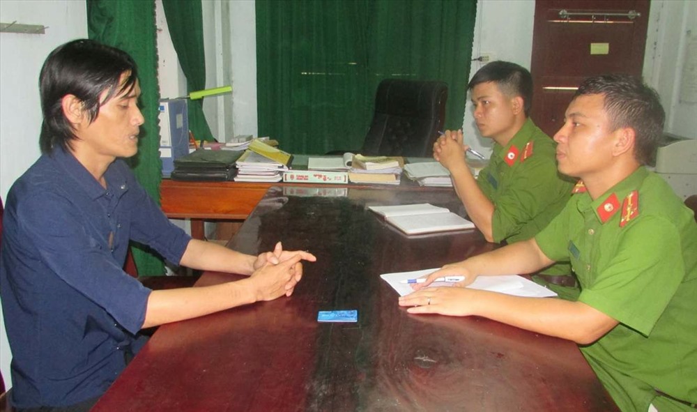 Công an lấy lời khai đối với đối tượng