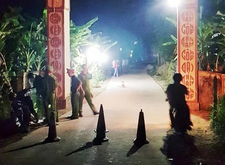 Lực lượng Công an huyện Cam Lộ khám nghiệm hiện trường. Ảnh: HT.