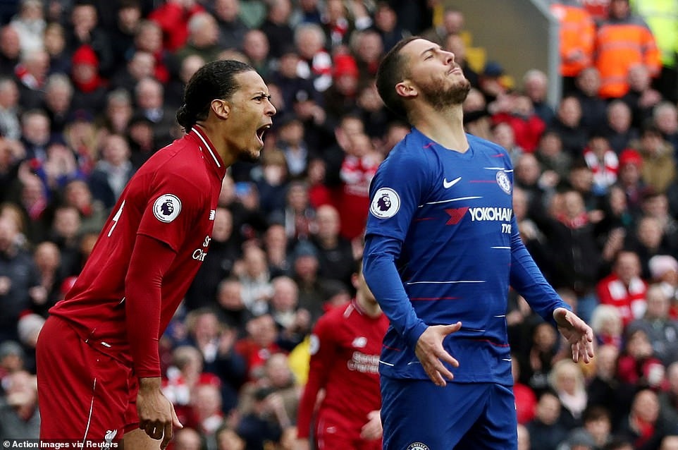 Eden Hazard (phải) đã bỏ lỡ những cơ hội ghi bàn đầy đáng tiếc cho Chelsea. Ảnh: Reuters.
