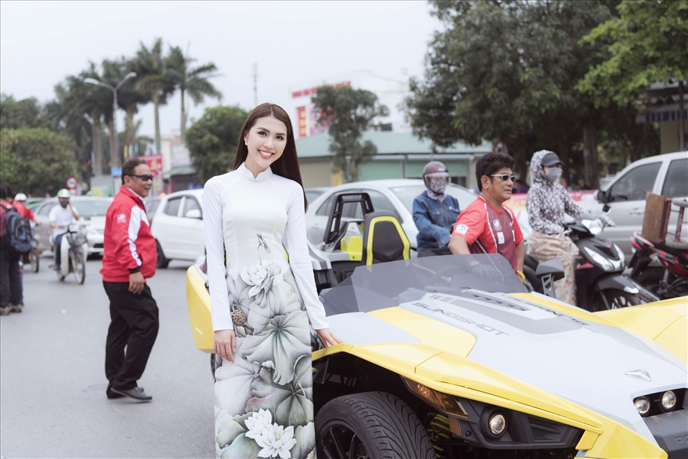 Hoa hậu Tường Linh xinh đẹp rạng ngời.