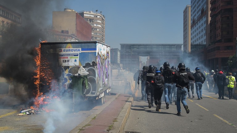 Biểu tình của phe Áo vàng ở Toulouse ngày 13.4. Ảnh: AFP
