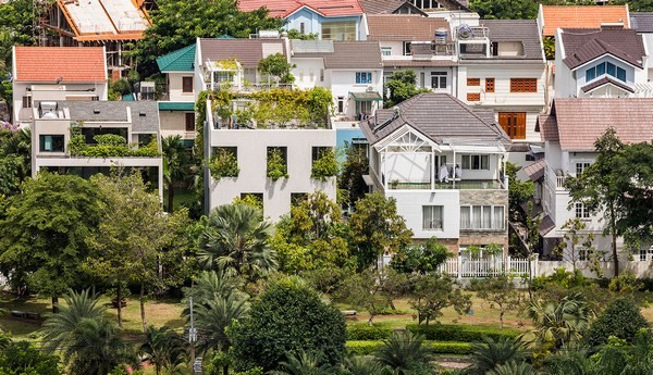 Nhóm thiết kế cho biết: “Việc sở hữu được một không gian gần kề với công viên xanh như này ở Thành phố Hồ Chí Minh quả là một cơ hội hiếm có khó tìm. Do đó, chúng tôi tập trung thiết kế để biến ngôi nhà thành một phần của không gian xung quanh nó, bằng cách đưa màu xanh của công viên vào không gian nội thất của ngôi nhà. Điều này tạo cho người ở một cảm giác hòa quyện không tách rời với thiên nhiên, ở cả ba tầng của ngôi nhà, giống như chúng ta đang sống giữa một khu rừng vậy.”
