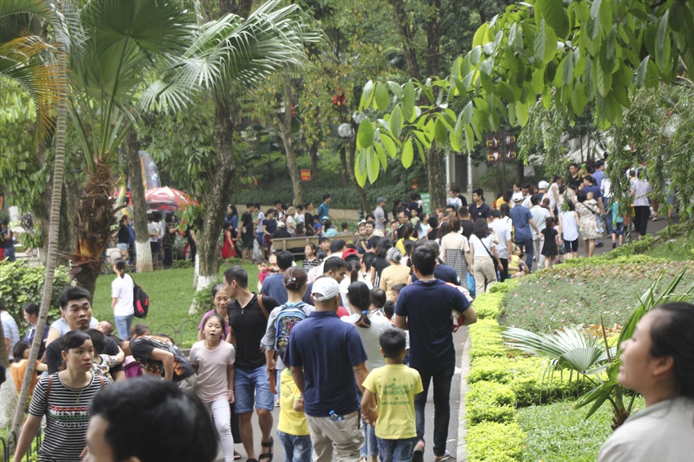 Dịp nghỉ lễ Giỗ Tổ Hùng Vương năm nay, mọi người được nghỉ 3 ngày liên tiếp (từ 13-15.4). Công viên Thủ Lệ - vườn Thú Hà Nội luôn là địa điểm thu hút rất đông khách du lịch trong những ngày này.