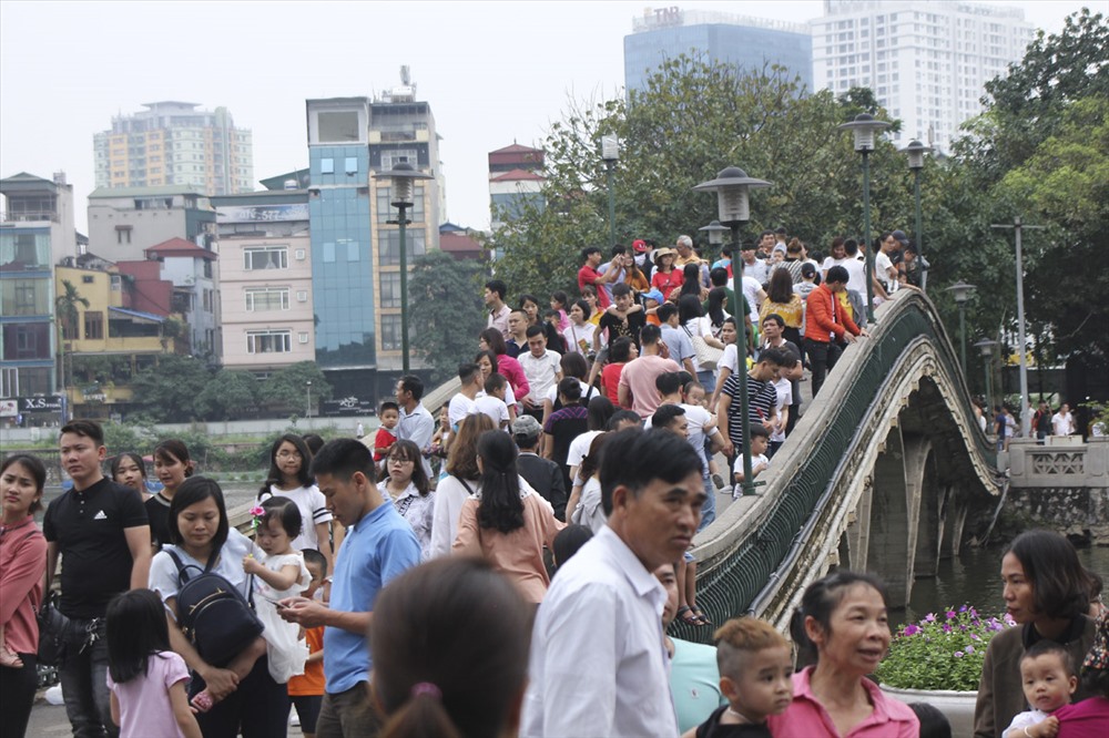 Một nhân viên Công viên Thủ Lệ cho biết: “Công viên Thủ Lệ đều đông khách mỗi dịp nghỉ lễ. Mỗi ngày có tới hàng vạn lượt khách ghé thăm. Đặc biệt những dịp nghỉ lễ như Giỗ Tổ Hùng Vương, Quốc Khánh... thì càng đông đúc“.