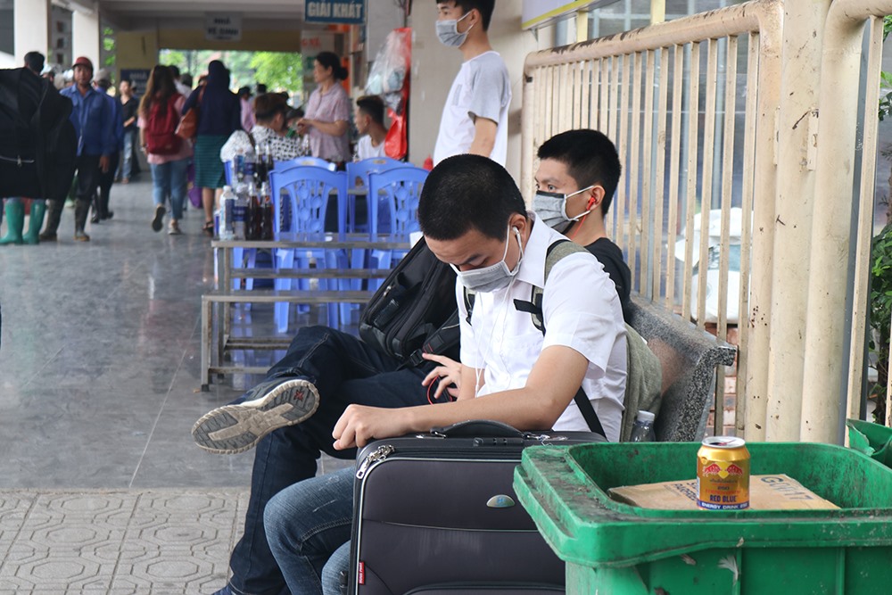 Nhiều hành khách tỏ ra khá mệt mỏi sau chuyến đi dài.