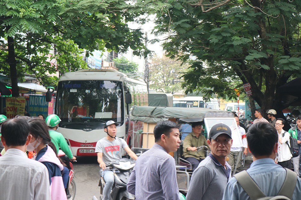 Khu vực cổng vào bến xe Giáp Bát luôn trong tình trạng chật cứng.