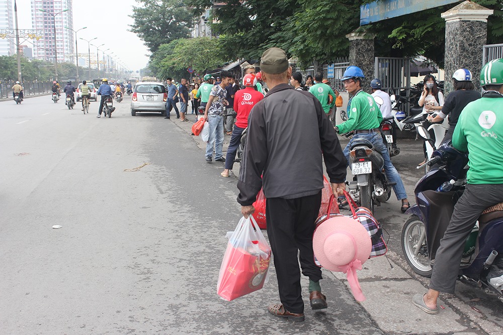 Lượng xe ôm, taxi quây kín các khu vực bến xe.